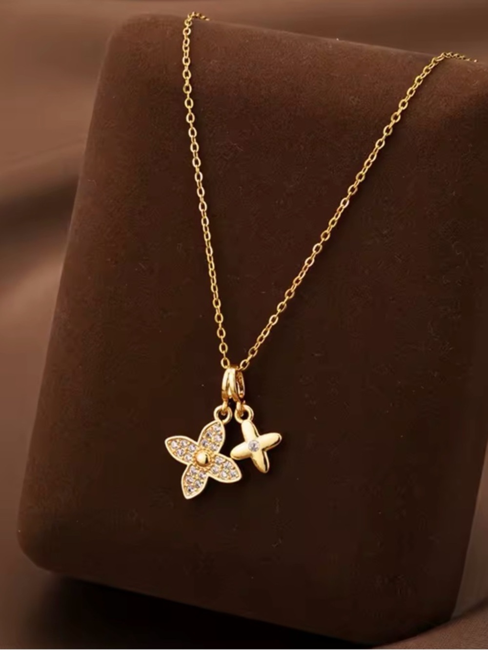 Gold Flower Pendant Necklace - Elegant Women's Jewelry